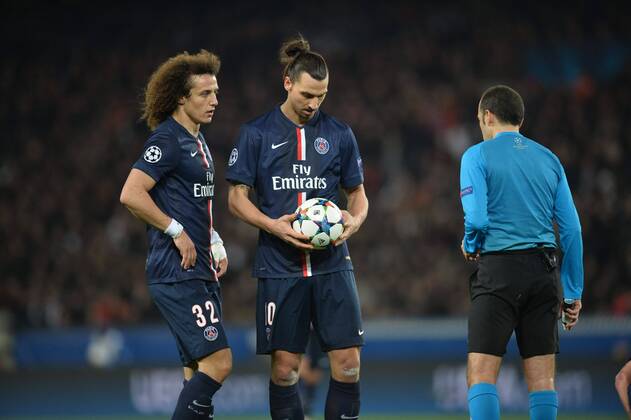 Aktuell Fußball, Champions League, Paris St. Germain - FC Chelsea, Luiz schummelt bei Freistoß David Luiz (psg) - Zlatan Ibrahimovic (psg) - FOOTBALL : Paris Saint Germain (PSG) vs FC Chelsea London - Champions League - 17 02 2014 AnthonyBIBARD FEPx 