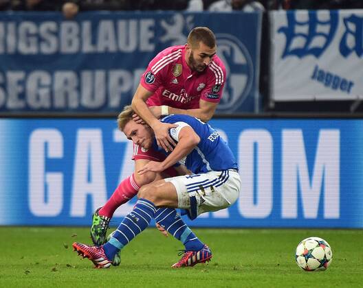 18.02.2015, xjhx, Fussball UEFA Champions League, FC Schalke 04 - Real Madrid, v.l. Benedikt Hoewedes (FC Schalke 04), Karim Benzema (Real Madrid)
