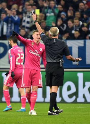 18.02.2015, xjhx, Fussball UEFA Champions League, FC Schalke 04 - Real Madrid, v.l. Toni Kroos (Real Madrid), Gelbe Karte fuer, receive a yellow card,