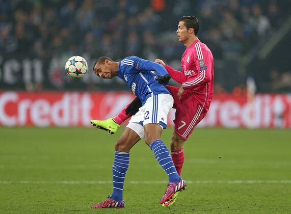 18.02.2015, Fussball Championsleague 2014 2015, Achtelfinale, FC Schalke 04 - Real Madrid, in der Veltins-Arena Gelsenkirchen. v.l. Joel Matip (Schalke) gegen Cristiano Ronaldo (Real Madrid) 