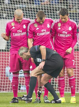 Gelsenkirchen, 18.02.2015, Veltins Arena, Fußball Schiedsrichter Martin Atkinson sprüht Freistoßspray über die Füße von Karim Benzema (Madrid) - Pepe (Madrid) und Cristiano Ronaldo (Madrid) gucken empört FC Schalke 04 - Real Madrid