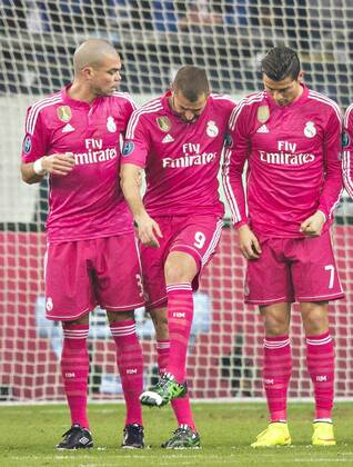 Gelsenkirchen, 18.02.2015, Veltins Arena, Fußball Schiedsrichter Martin Atkinson sprüht Freistoßspray über die Füße von Karim Benzema (Madrid) - Pepe (Madrid) und Cristiano Ronaldo (Madrid) gucken empört FC Schalke 04 - Real Madrid