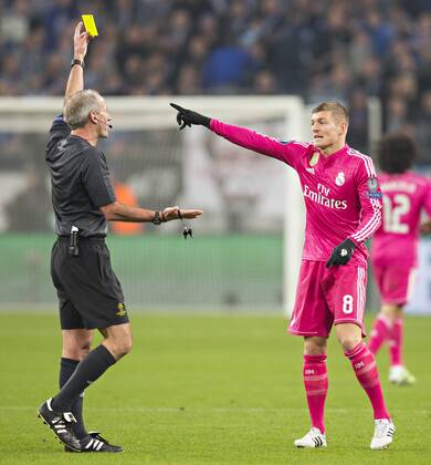Gelsenkirchen, 18.02.2015, Veltins Arena, Fußball Toni Kroos (Madrid) sieht die gelbe Karte von Schiedsrichter Martin Atkinson FC Schalke 04 - Real Madrid