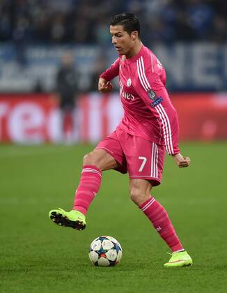 FUSSBALL CHAMPIONS LEAGUE SAISON 2014 2015 ACHTELFINAL HINSPIEL FC Schalke 04 - Real Madrid 18.02.2015 Cristiano Ronaldo (Real Madrid) am Ball 