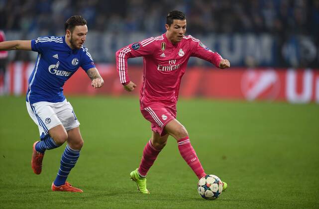 FUSSBALL CHAMPIONS LEAGUE SAISON 2014 2015 ACHTELFINAL HINSPIEL FC Schalke 04 - Real Madrid 18.02.2015 Cristiano Ronaldo re, Real Madrid) gegen Marco Hoeger (li, FC Schalke 04) 
