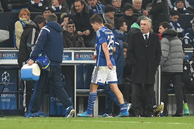 Fußball Champions League Achtelfinale Schalke 04 - Real Madrid am 18.02.2015 in der Veltins Arena in Gelsenkirchen Klaas-Jan Huntelaar ( Schalke ) verlässt verletzt das Spielfeld