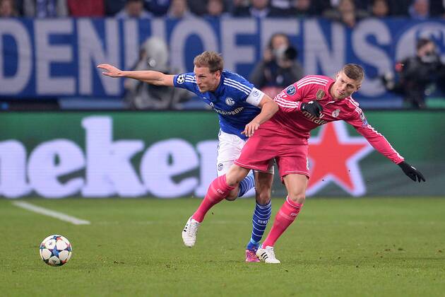Fußball Champions League Achtelfinale Schalke 04 - Real Madrid am 18.02.2015 in der Veltins-Arena in Gelsenkirchen Benedikt Höwedes ( Schalke ), links - Toni Kroos ( Madrid ), rechts