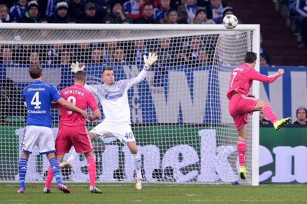 Fußball Champions League Achtelfinale Schalke 04 - Real Madrid am 18.02.2015 in der Veltins-Arena in Gelsenkirchen Cristiano Ronaldo ( Madrid ), rechts köpft das 0:1