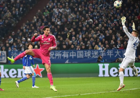 18.02.2015, xjhx, Fussball UEFA Champions League, FC Schalke 04 - Real Madrid, v.l. Cristiano Ronaldo (Real Madrid), Timon Wellenreuther (FC Schalke 04) Goal scored, Tor zum 0:1