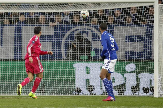 Cristiano Ronaldo (Real Madrid CF 7) mit dem Fuehrungs Tor zum 1:0 mit Joel Matip (FC Schalke 04 32) FC Schalke 04 vs Real Madrid F.C., Fussball, Champions-League, 18.02.2015 , EP_JSE