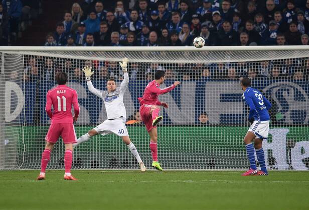 Cristiano RONALDO (3. er von links Madrid) erzielt das Tor zum 0:1 gegen Timon WELLENREUTHER (2.er von links Schalke); Gareth BALE (MAD links) und Joel MATIP (FCS rechts) koennen nicht mehr eingreifen. Fussball international UEFA Championsleague, Saison 2014 2015, Achtelfinale Hinspiel: FC Schalke 04 - Real Madrid in Gelsenkirchen, Deutschland am 18.02.2015,