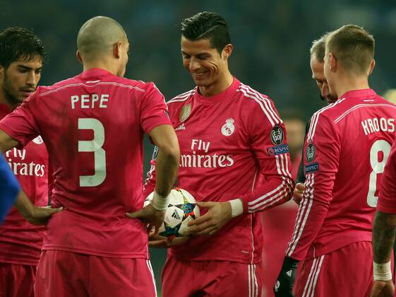 Pepe, Cristiano Ronaldo, Toni Kroos Aktion FC Schalke 04 - Real Madrid UEFA Championsleague Achtelfinale Bundesliga Primera Division 18.02.2015 Fußball Fussball Veltins-Arena Gelsenkirchen Herren Saison 2014 2015