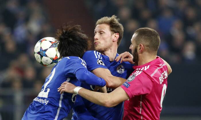 Schalkes Atsuto Uchida (L) and Schalkes Marco Höger (M) against Karim Benzema (Real Madrid) during the Championsleague match between FC Schalke 04 and Real Madrid, Veltins Arena in Gelsenkirchen on February 18., 2015. FC Schalke 04 vs. Real Madrid im Achtelfinale der Champions League der Saison 2014 2015 am 18. Februar 2015.