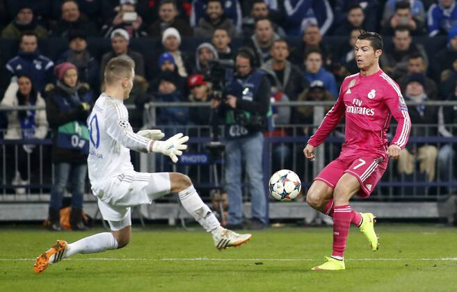 Cristiano Ronaldo (Real Madrid) (R) against Schalkes goalkeeper Timon Wellenreuther during the Championsleague match between FC Schalke 04 and Real Madrid, Veltins Arena in Gelsenkirchen on February 18., 2015. FC Schalke 04 vs. Real Madrid im Achtelfinale der Champions League der Saison 2014 2015 am 18. Februar 2015.