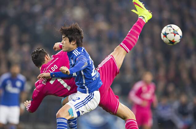 Gelsenkirchen, 18.02.2015, Veltins Arena, Fußball Cristiano Ronaldo (Madrid), Atsuto Uchida (S04) FC Schalke 04 - Real Madrid