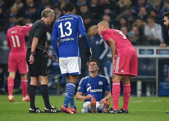 Gelsenkirchen - Fußball, Champions League Achtelfinale - FC Schalke 04 vs. Real Madrid - Klaas-Jan Huntelaar, Klaas Jan Huntelaar (Schalke 04) verletzt am Boden