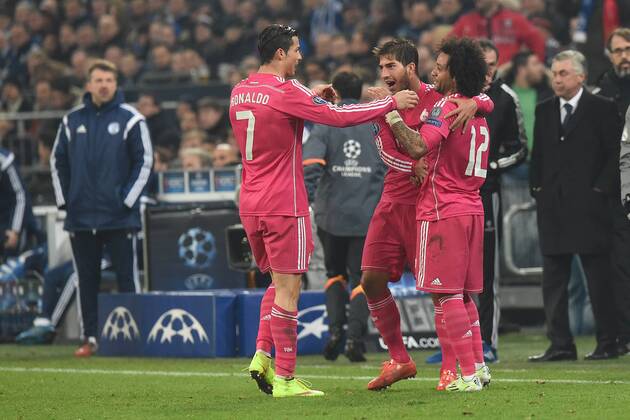 Fußball Champions League Achtelfinale Schalke 04 - Real Madrid am 18.02.2015 in der Veltins Arena in Gelsenkirchen Torjubel zum 0:2 durch Marcelo ( Real Madrid ), rechts - Casemiro ( Real Madrid ), mitte - Cristiano Ronaldo ( Real Madrid ), links