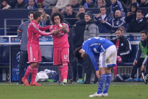 Fußball Champions League Achtelfinale Schalke 04 - Real Madrid am 18.02.2015 in der Veltins-Arena in Gelsenkirchen Torjubel zum 0:2 durch Marcelo ( Madrid ), rechts - Lucas Silva ( Madrid ), links - Atsuto Uchida ( Schalke ), vorne ist enttäuscht