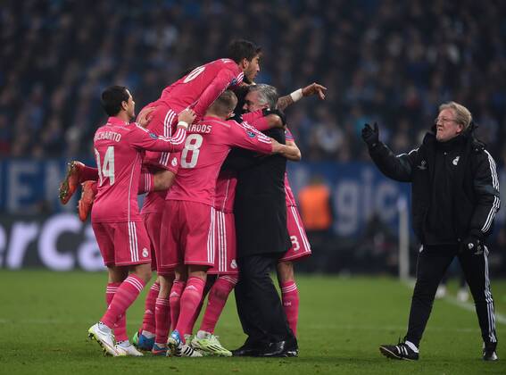 Jubel bei Real Madrid nach dem Tor zum 0:2: Javier HERNANDEZ, Lucas SILVA, Toni KROOS jubeln mit dem Torschuetzen MARCELO der Cheftrainer Carlo ANCELOTTI (alle Madrid vlnr) in den Armen liegt. Fussball international UEFA Championsleague, Saison 2014 2015, Achtelfinale Hinspiel: FC Schalke 04 - Real Madrid in Gelsenkirchen, Deutschland am 18.02.2015,
