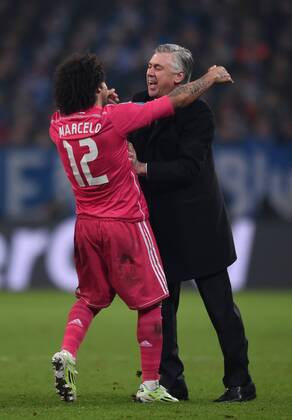 Jubel bei Real Madrid nach dem Tor zum 0:2:Torschuetze MARCELO (links) jubelt mit Cheftrainer Carlo ANCELOTTI (rechts beide Madrid) Fussball international UEFA Championsleague, Saison 2014 2015, Achtelfinale Hinspiel: FC Schalke 04 - Real Madrid in Gelsenkirchen, Deutschland am 18.02.2015,