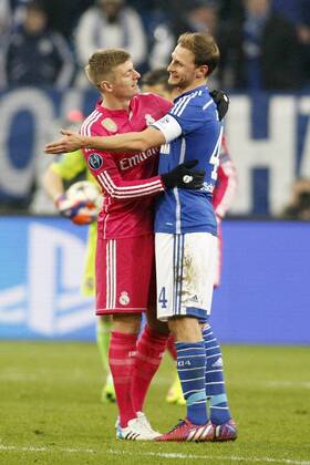 die beiden Weltmeister Toni Kroos (Real Madrid CF 8) und Kapitaen Benedikt Hoewedes (FC Schalke 04 4) FC Schalke 04 vs Real Madrid F.C., Fussball, Champions-League, 18.02.2015 , EP_JSE