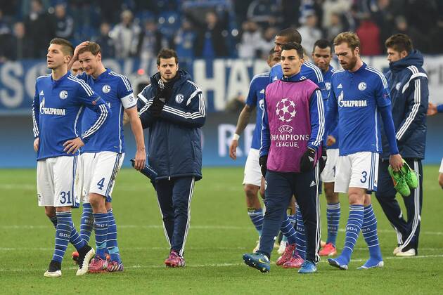 Fußball Champions League Achtelfinale Schalke 04 - Real Madrid am 18.02.2015 in der Veltins Arena in Gelsenkirchen Enttäuschte Schalker nach dem Spielende