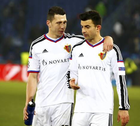 18.02.2015 Basel Schweiz Fussball Herren Champions League St.Jakob Park FC Basel - FC Porto 1:2 Bild zeigt Basels Marek Suchy (L.) und Behrang Safari nach Spielschluss Aktion Foto 