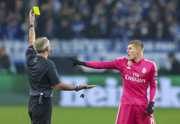 Toni KROOS, Real Madrid 8 beschwert sich bei Hauptschiedsrichter Schiedsrichter, zeigt die Gelbe Karte, Verwarnung FC SCHALKE 04 - REAL MADRID 0-2 , Fussball UEFA Champions League, Achtelfinale, Gelsenkirchen, 18.02.2015 CL Saison 2014 2015,