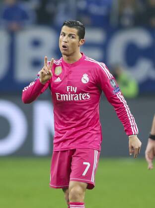 Cristiano RONALDO, Real Madrid 7 gestikuliert und gibt Anweisungen, Aktion, Einzelbild, Gestik, Geste, Handbewegung, zeigen, deuten FC SCHALKE 04 - REAL MADRID 0-2 , Fussball UEFA Champions League, Achtelfinale, Gelsenkirchen, 18.02.2015 CL Saison 2014 2015,