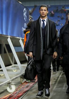 Cristiano RONALDO, Real Madrid 7 im Anzug mit Krawatte bei der Ankunft FC SCHALKE 04 - REAL MADRID 0-2 , Fussball UEFA Champions League, Achtelfinale, Gelsenkirchen, 18.02.2015 CL Saison 2014 2015,