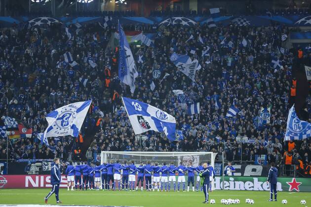 Fans, Fussballfans, supporters, spectators, Zuschauer, Jacke, Kutte, Weste, Fankurve Choreographie, Transparente, Show, Darstellung, Nachricht, Kommunikation, Fanchoreographie, Fankurve FC SCHALKE 04 - REAL MADRID 0-2 , Fussball UEFA Champions League, Achtelfinale, Gelsenkirchen, 18.02.2015 CL Saison 2014 2015,