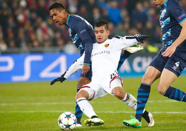 18.02.2015 St Jakob Park Basel , SCHWEIZ, Saison 2014 2015 Herren Fussball UEFA Champions League 1 8 Final FC Basel - FC Porto 1:1 Alex Sandro (li,FC Porto) gegen Derlis Gonzalez (FC Basel) beim 1:0 für den FCB 