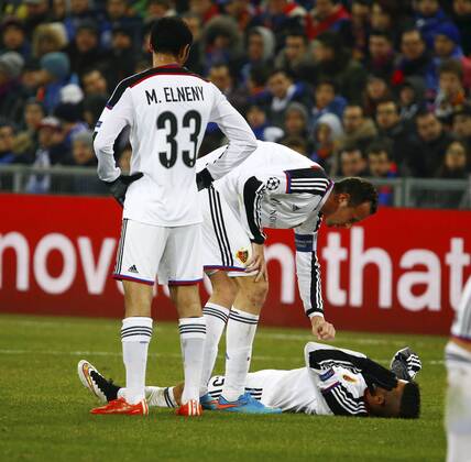 18.02.2015 Basel Schweiz Fussball Herren Champions League St.Jakob Park FC Basel - FC Porto 1:2 Bild zeigt Basels Derlis Gonzalez verletzt am Boden Aktion Foto 