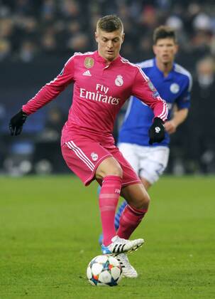 Fussball, UEFA Champions League, Herren, Saison 2014 2015, Achtelfinale Hinspiel, VELTINS Arena Gelsenkirchen: FC Schalke 04, S04 (blau) - Real Madrid (rot) 0:2; Toni Kroos (Real Madrid). Aktion, Einzelbild.