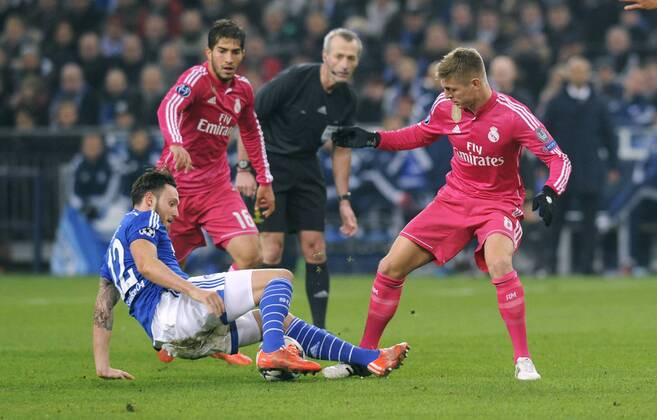 Fussball, UEFA Champions League, Herren, Saison 2014 2015, Achtelfinale Hinspiel, VELTINS Arena Gelsenkirchen: FC Schalke 04, S04 (blau) - Real Madrid (rot) 0:2; Marco Höger, Hoeger (S04), Lucas Silva (Real Madrid), Toni Kroos (Real Madrid), Aktion.
