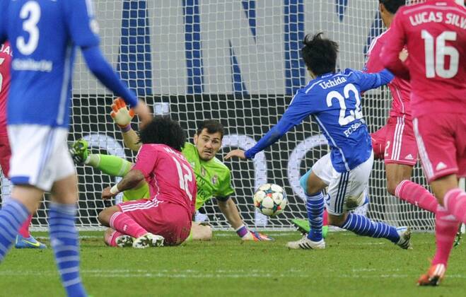 Fussball, UEFA Champions League, Herren, Saison 2014 2015, Achtelfinale Hinspiel, VELTINS Arena Gelsenkirchen: FC Schalke 04, S04 (blau) - Real Madrid (rot) 0:2; Torchance Atsuto Uchida (S04) gegen Iker Casillas (Real Madrid) und Marcelo (Real Madrid), Aktion.