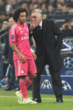 Fußball Champions League Achtelfinale Schalke 04 - Real Madrid am 18.02.2015 in der Veltins Arena in Gelsenkirchen Marcelo ( Real Madrid ), links - Carlo Ancelotti ( Trainer Real Madrid ), rechts