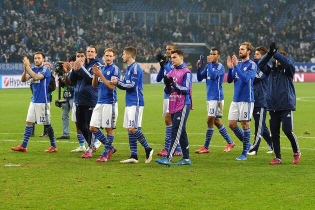 Fußball Champions League Achtelfinale Schalke 04 - Real Madrid am 18.02.2015 in der Veltins Arena in Gelsenkirchen Schalker Spieler bedanken sich bei ihren Fans