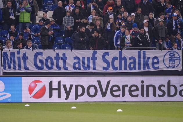 Fußball Champions League Achtelfinale Schalke 04 - Real Madrid am 18.02.2015 in der Veltins-Arena in Gelsenkirchen Banner der Schalker Fans