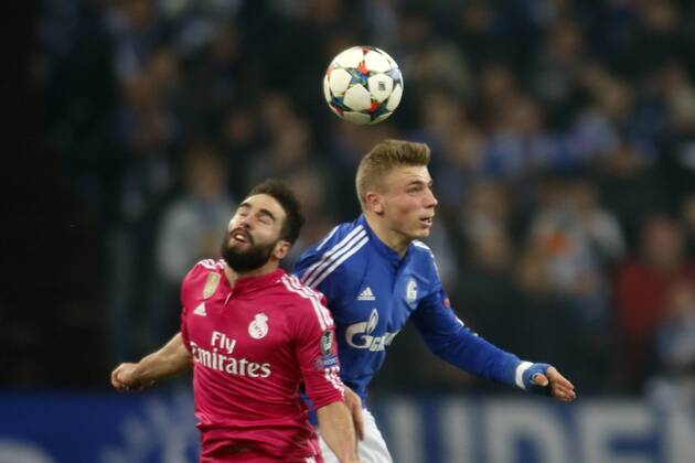Champions League 2015 FC Schalke 04 vs. Real Madrid HIER blau Felix Platte ( FC Schalke 04 ) bei seinem Debüt in der Championsleague gegen Dani Carvajal ( Real Madrid )