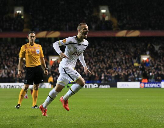 Tottenham s Roberto Soldado celebrates scoring his sides opening goal Europa League - Tottenham Hotspur - AC Florenz (ACF Fiorentina) - White Hart Lane - England - 19th February 2015 - EDITORIAL USE ONLY. No use with unauthorised audio, video, data, fixture lists, club league logos or live services. Online in-match use limited to 120 images, no video emulation. No use in betting, games or single club league player publications.