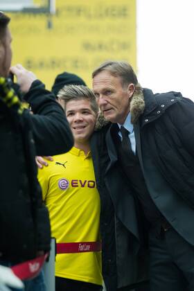 Montag 23.02.2015, Saison 2014 2015, BV Borussia Dortmund am Flughafen Dortmund auf dem weg zum Champions League Spiel, Geschaeftsfuehrer Hans-Joachim WATZKE (BVB) macht ein Foto mit einem Fan DeFodi01001062116