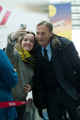 Montag 23.02.2015, Saison 2014 2015, BV Borussia Dortmund am Flughafen Dortmund auf dem weg zum Champions League Spiel, Geschaeftsfuehrer Hans-Joachim WATZKE (BVB) macht ein Foto mit einem Fan DeFodi01001062121