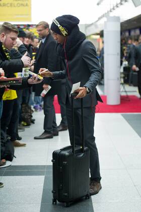Montag 23.02.2015, Saison 2014 2015, BV Borussia Dortmund am Flughafen Dortmund auf dem weg zum Champions League Spiel, Pierre-Emerick AUBAMEYANG (BVB) schreibt autogramme DeFodi01001062141