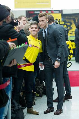 Montag 23.02.2015, Saison 2014 2015, BV Borussia Dortmund am Flughafen Dortmund auf dem weg zum Champions League Spiel, Marco REUS (BVB) macht ein Foto mit einem Fan DeFodi01001062142