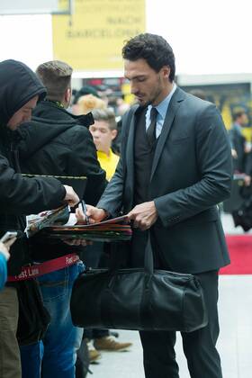 Montag 23.02.2015, Saison 2014 2015, BV Borussia Dortmund am Flughafen Dortmund auf dem weg zum Champions League Spiel, Mats HUMMELS (BVB) schreibt autogramme DeFodi01001062149