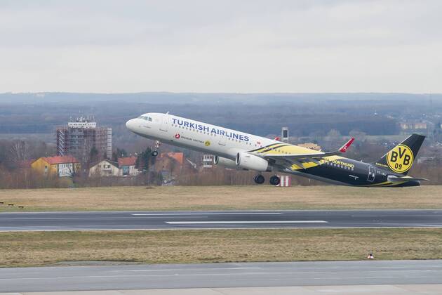 Montag 23.02.2015, Saison 2014 2015, BV Borussia Dortmund am Flughafen Dortmund auf dem weg zum Champions League Spiel, der Mannschaft Flieger von Turkish Airlines Airbuas A321 DeFodi01001062154