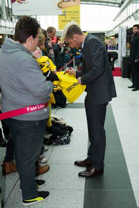 Montag 23.02.2015, Saison 2014 2015, BV Borussia Dortmund am Flughafen Dortmund auf dem weg zum Champions League Spiel, Kevin KAMPL (BVB) schreibt autogramme DeFodi01001062198