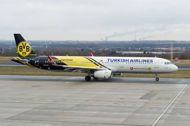 Montag 23.02.2015, Saison 2014 2015, BV Borussia Dortmund am Flughafen Dortmund auf dem weg zum Champions League Spiel, der Mannschaft Flieger von Turkish Airlines Airbuas A321 DeFodi01001062154