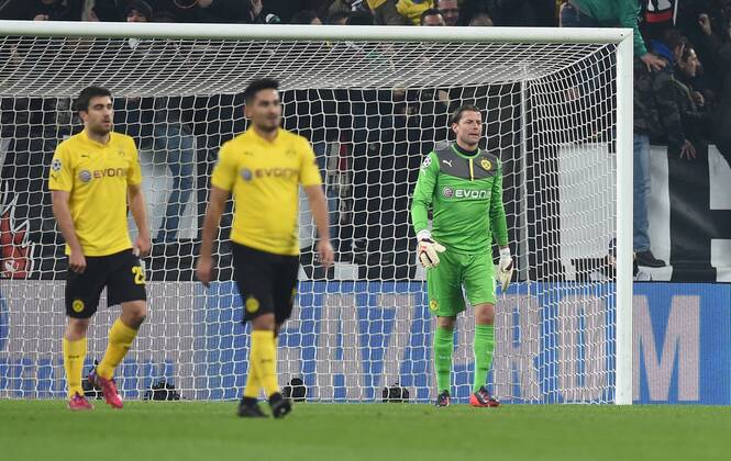 FUSSBALL CHAMPIONS LEAGUE SAISON 2014 2015 ACHTELFINAL HINSPIEL Juventus Turin - Borussia Dortmund 24.02.2015 Sokratis, Ilkay Guendogan und Torwart Roman Weidenfeller (v.l., alle Borussia Dortmund) sind nach dem 1:0 enttaeuscht 